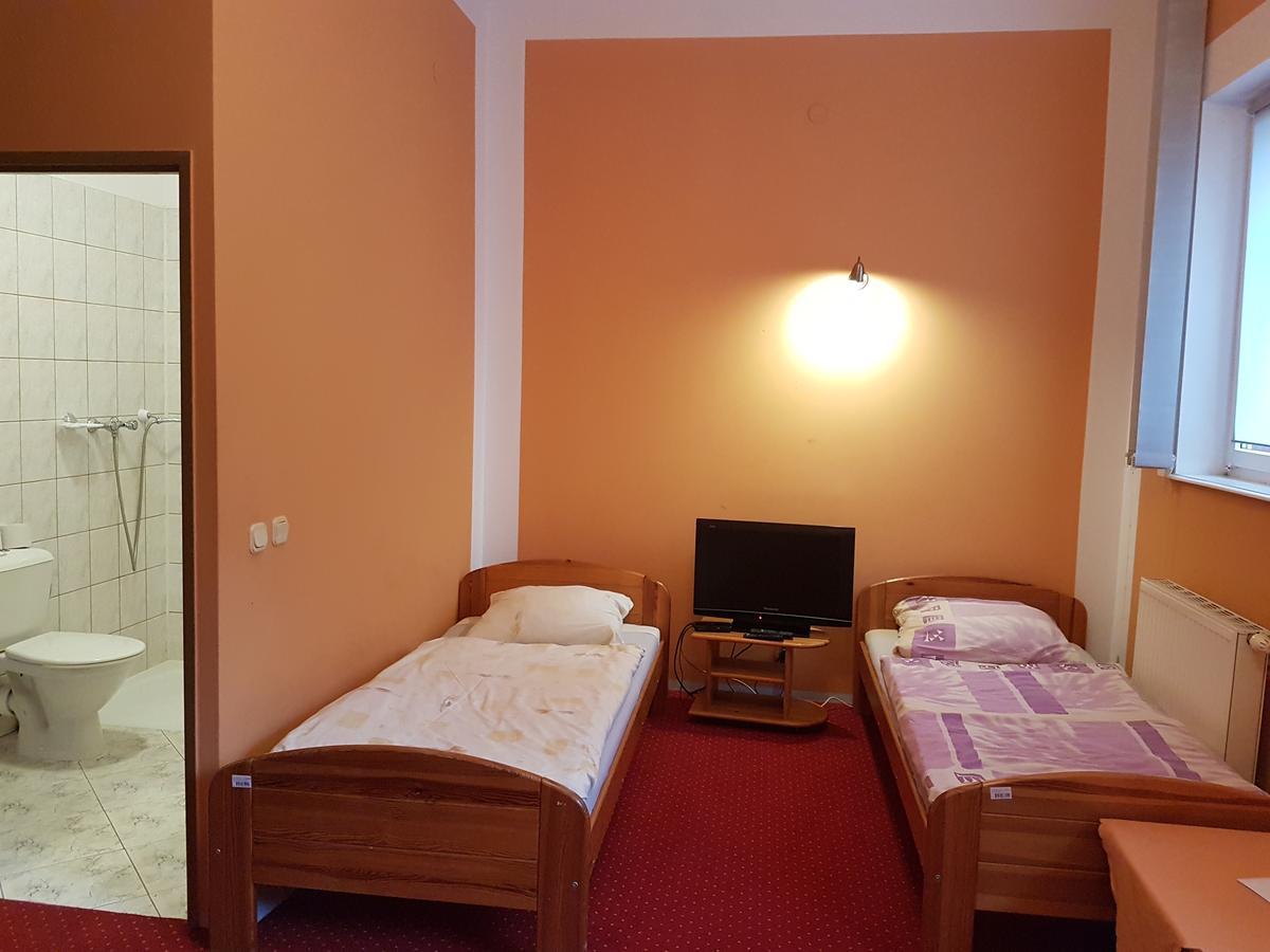 Chrobry Hotel Szprotawa Bagian luar foto